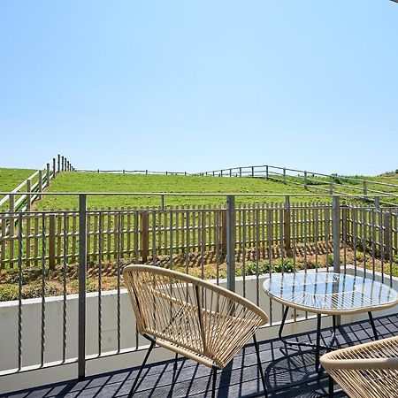 Spacious 1 Bed Apt - Stunning Views & Private Parking - 5 Mins To Beach - Dog Friendly - Close To Ventnor, Shanklin & Sandown - Ideal For Friends, Families & Business Travellers - Sleeps Up To 4 Guests - Managed By "Greenstay Serviced Accommodation" Bonchurch ภายนอก รูปภาพ