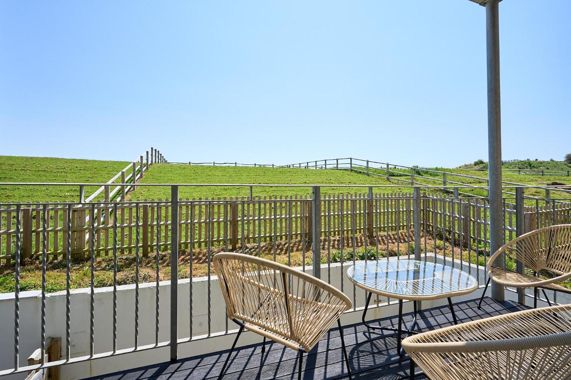 Spacious 1 Bed Apt - Stunning Views & Private Parking - 5 Mins To Beach - Dog Friendly - Close To Ventnor, Shanklin & Sandown - Ideal For Friends, Families & Business Travellers - Sleeps Up To 4 Guests - Managed By "Greenstay Serviced Accommodation" Bonchurch ภายนอก รูปภาพ