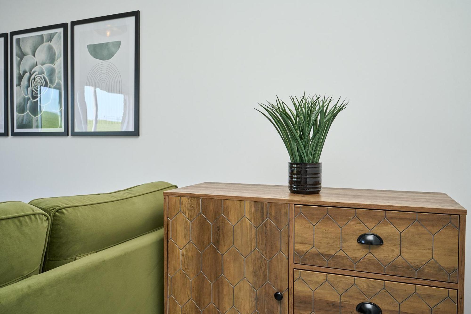 Spacious 1 Bed Apt - Stunning Views & Private Parking - 5 Mins To Beach - Dog Friendly - Close To Ventnor, Shanklin & Sandown - Ideal For Friends, Families & Business Travellers - Sleeps Up To 4 Guests - Managed By "Greenstay Serviced Accommodation" Bonchurch ภายนอก รูปภาพ