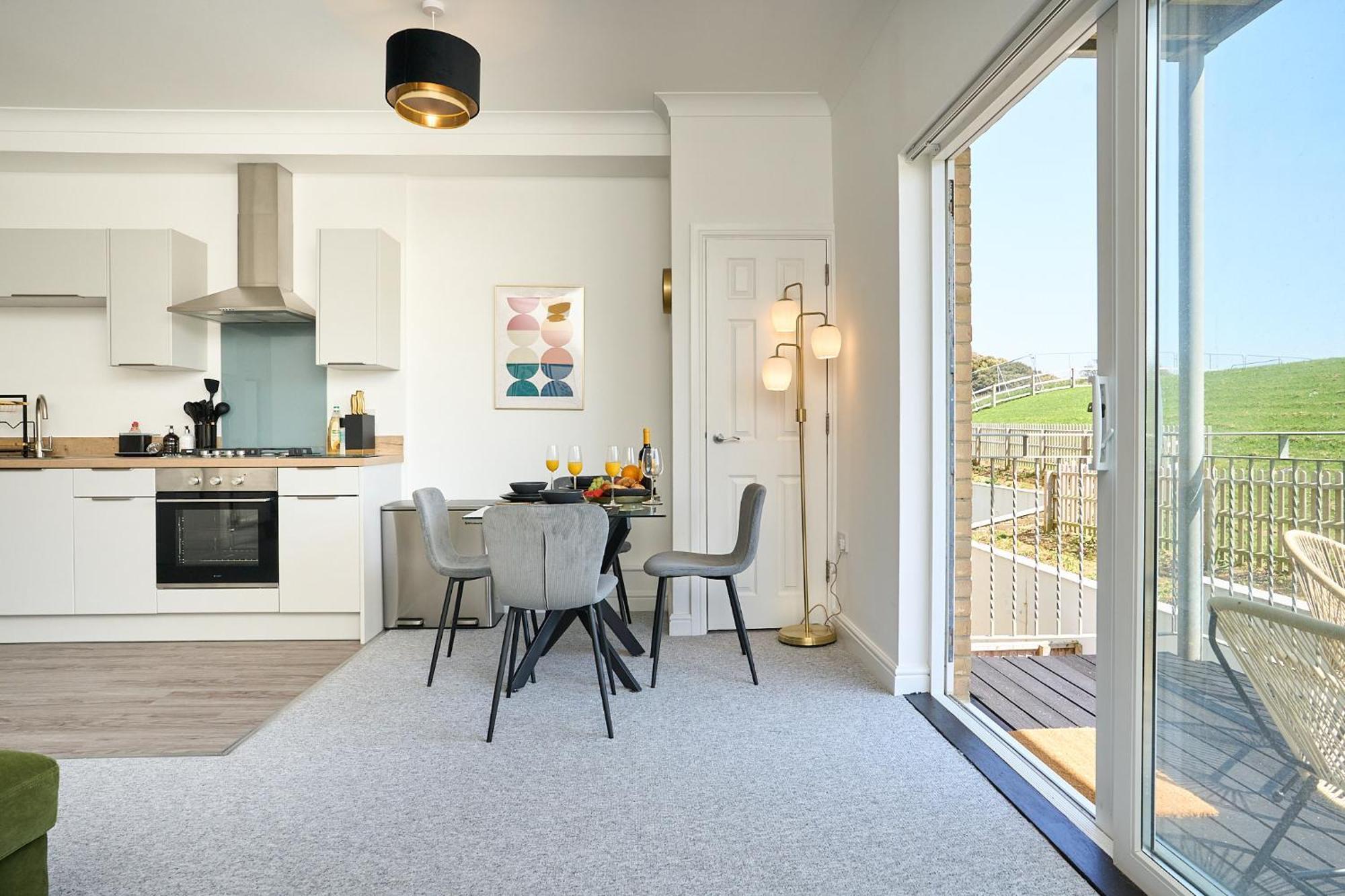 Spacious 1 Bed Apt - Stunning Views & Private Parking - 5 Mins To Beach - Dog Friendly - Close To Ventnor, Shanklin & Sandown - Ideal For Friends, Families & Business Travellers - Sleeps Up To 4 Guests - Managed By "Greenstay Serviced Accommodation" Bonchurch ภายนอก รูปภาพ