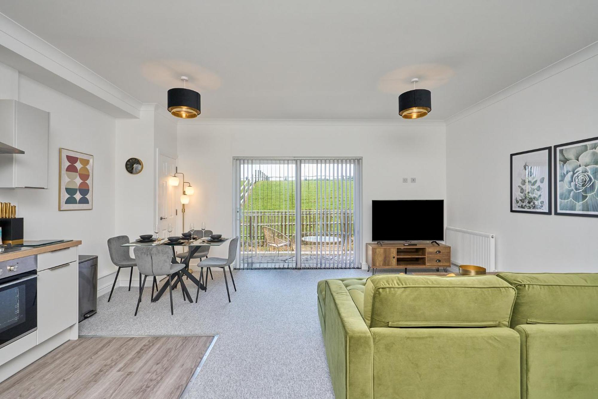 Spacious 1 Bed Apt - Stunning Views & Private Parking - 5 Mins To Beach - Dog Friendly - Close To Ventnor, Shanklin & Sandown - Ideal For Friends, Families & Business Travellers - Sleeps Up To 4 Guests - Managed By "Greenstay Serviced Accommodation" Bonchurch ภายนอก รูปภาพ