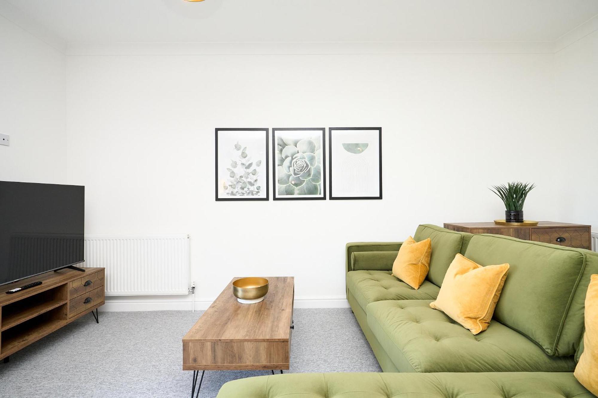 Spacious 1 Bed Apt - Stunning Views & Private Parking - 5 Mins To Beach - Dog Friendly - Close To Ventnor, Shanklin & Sandown - Ideal For Friends, Families & Business Travellers - Sleeps Up To 4 Guests - Managed By "Greenstay Serviced Accommodation" Bonchurch ภายนอก รูปภาพ