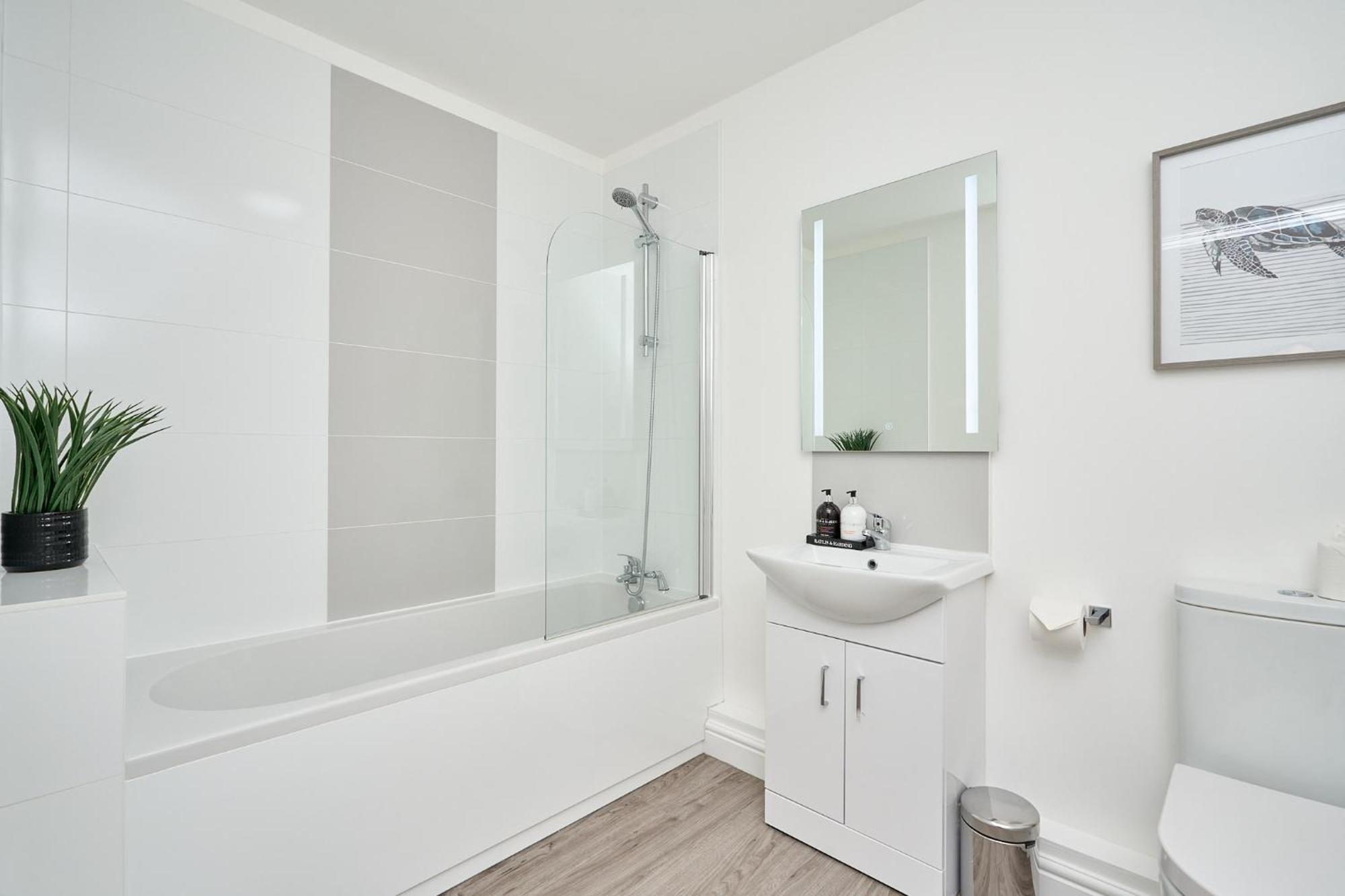 Spacious 1 Bed Apt - Stunning Views & Private Parking - 5 Mins To Beach - Dog Friendly - Close To Ventnor, Shanklin & Sandown - Ideal For Friends, Families & Business Travellers - Sleeps Up To 4 Guests - Managed By "Greenstay Serviced Accommodation" Bonchurch ภายนอก รูปภาพ