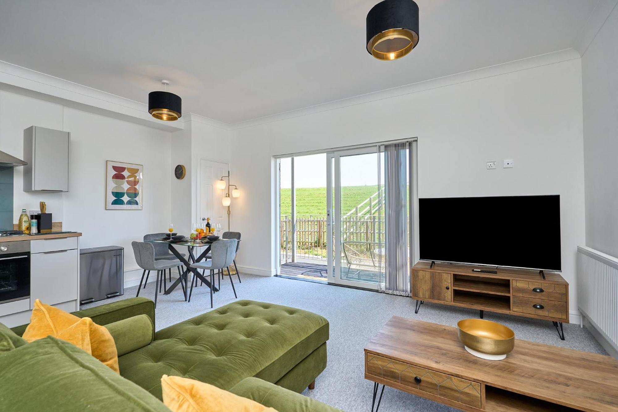 Spacious 1 Bed Apt - Stunning Views & Private Parking - 5 Mins To Beach - Dog Friendly - Close To Ventnor, Shanklin & Sandown - Ideal For Friends, Families & Business Travellers - Sleeps Up To 4 Guests - Managed By "Greenstay Serviced Accommodation" Bonchurch ภายนอก รูปภาพ